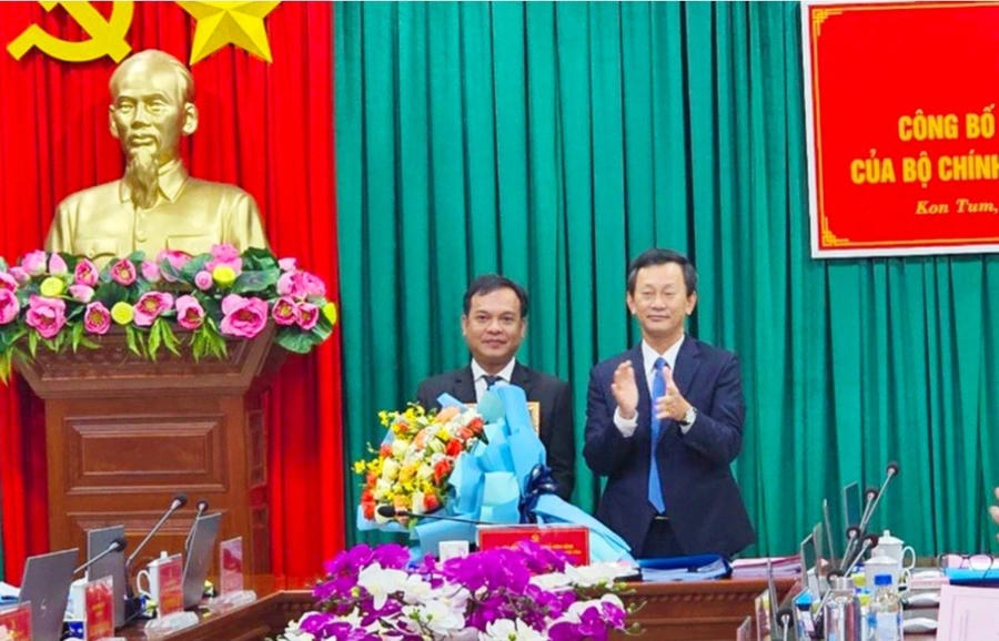 Lãnh đạo tỉnh Kon Tum trao quyết định của Bộ Chính trị cho ông U Huấn. Ảnh: P. T.