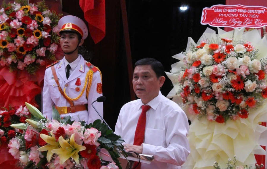Phó Chủ tịch UBND tỉnh Đắk Lắk kính cáo trước anh linh các vị Vua Hùng. Ảnh: Lê Hường