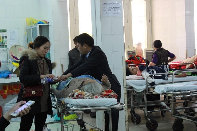 Phòng cấp cứu đã kín đặc giường, bệnh nhân phải nằm cả ở ngoài hành lang.