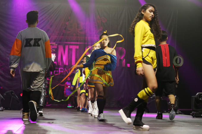 Dàn mẫu nhào lộn, múa lụa trên sân khấu thời trang Hong Kong