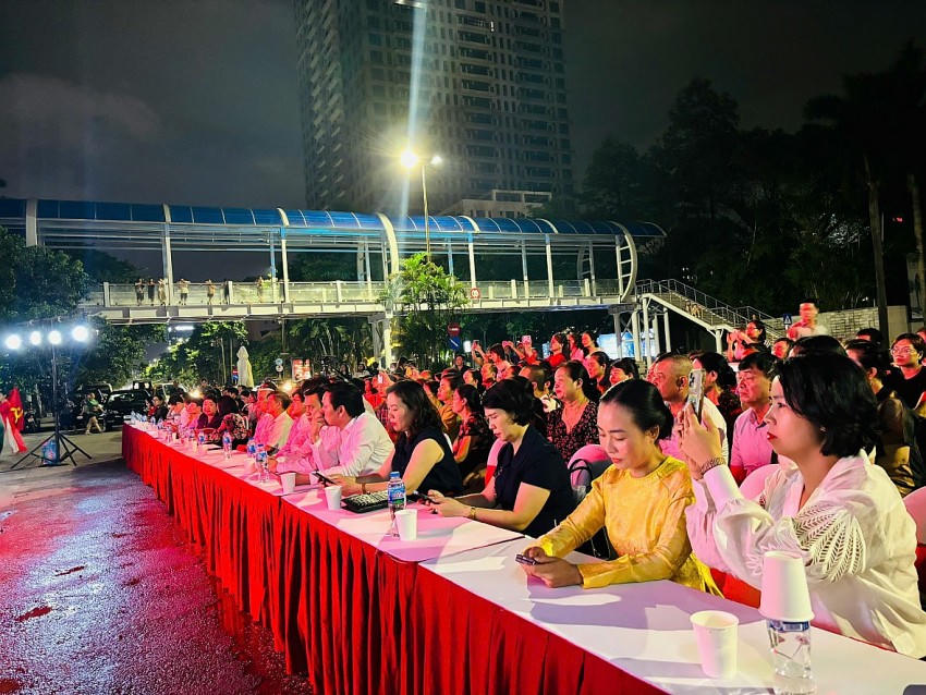 Sự kiện có sự tham dự của các cán bộ là lãnh đạo UBND phường Nghĩa Đô và các cán bộ nguyên là lãnh đạo của phường.