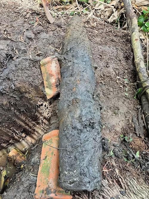 Phát hiện quả bom nặng 2 tạ bên mương nhà.