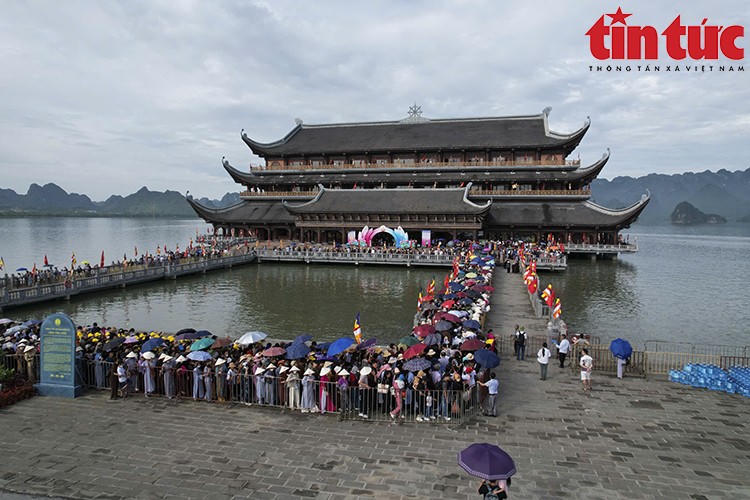 Các Đoàn Phật tử đã tổ chức hành hương từ đêm hôm trước để kịp có mặt làm lễ chiêm bái xá lợi Đức Phật vào sáng nay (ảnh Báo Tin tức)