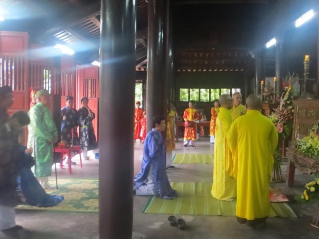 Ông Nguyễn Phước Bảo Tài quỳ trước bàn thờ tổ tiên.