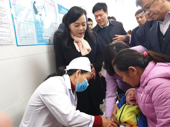 Bộ trưởng Nguyễn Thị Kim Tiến kiểm tra công tác tiêm chủng tại Trạm y tế xã Phú Nghĩa (Chương Mỹ, Hà Nội) ngày 9.1.