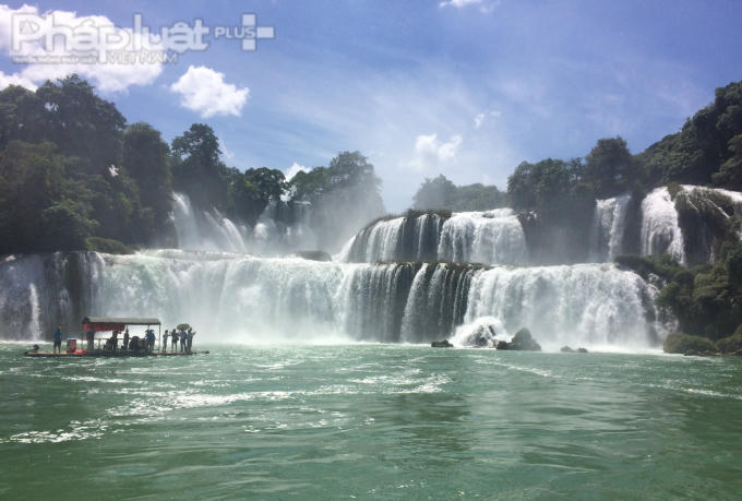 Thác Bản Giốc nổi tiếng với vẻ đẹp hoang sơ, hùng vĩ. (Ảnh: Đức Khanh).