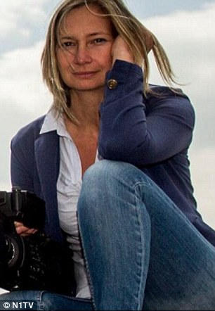 Nữ phóng viên quay phim Petra Laszlo.