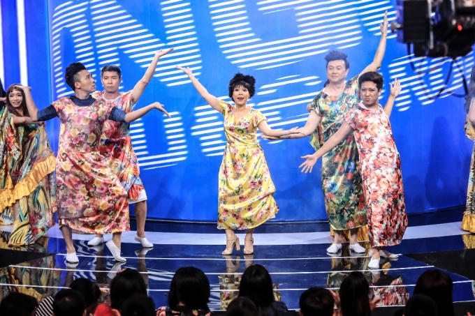 5 vị trưởng phòng lòe loẹt tạo dáng