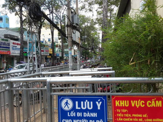 Vỉa hè dành cho người đi bộ bị chiếm thành bãi giữ xe.