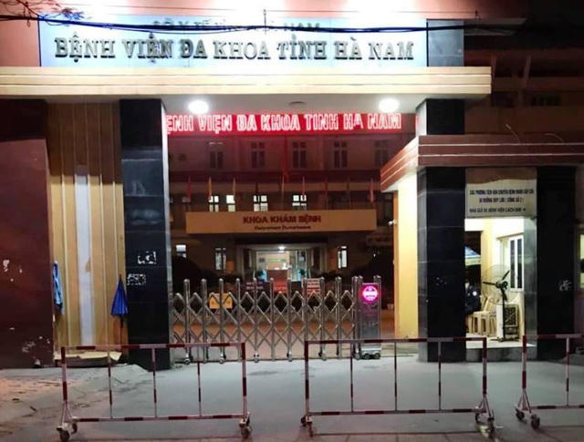 Ngay sau cuộc họp đêm ngày 7/4, Bệnh viện Đa khoa Hà Nam đã lập hàng rào chắn kiểm soát phòng, chống dịch