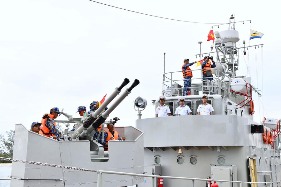 Đại tá Trịnh Xuân Tùng - Tư lệnh Vùng 5 Hải quân kiểm tra công tác sẵn sàng chiến đấu trên Tàu 251, Hải đội 512, Lữ đoàn 127.