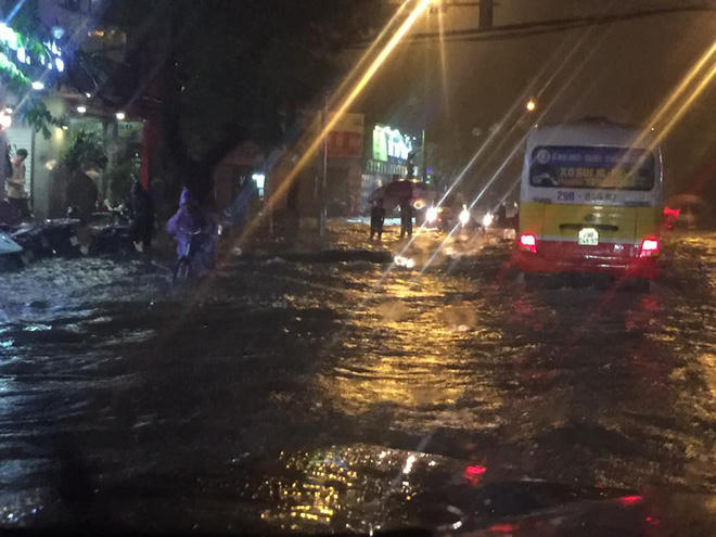 Khu vực đường Trần Quốc Hoàn - Nguyễn Phong Sắc ngập nặng. Ảnh: Trần Anh Tuấn.