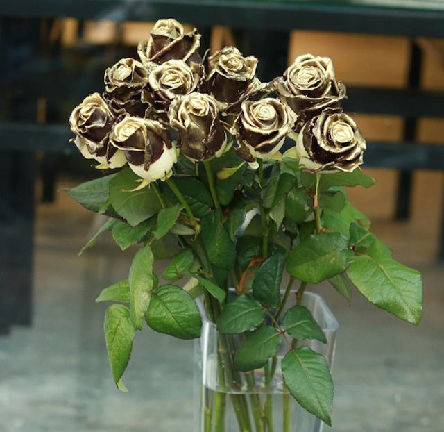 Hoa hồng phủ socola màu nhũ vàng.