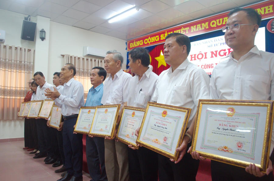 Ông Trần Minh Đức – Phó Giám đốc Sở Tư pháp Bạc Liêu, tặng Bằng khen của Chủ tịch UBND tỉnh cho cá nhân có thành tích xuất sắc trong công tác Tư pháp tỉnh Bạc Liêu năm 2024.