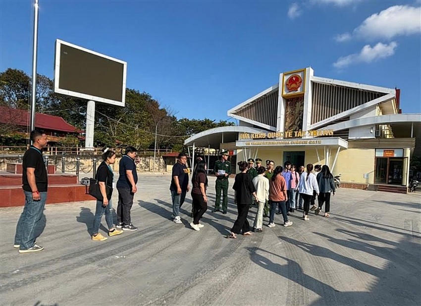 Tiếp nhận, bàn giao các nạn nhân bị mua, bán tại cửa khẩu Tây Trang, Điện Biên.