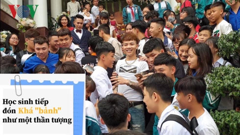 Sự “chào đón” của nhóm bạn trẻ mang đồng phục học sinh dành cho Khá “bảnh”