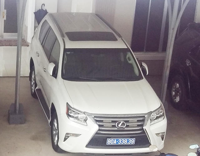 Một trong 2 chiếc xe mà Công ty Công Lý tặng đang đậu ở UBND tỉnh Cà Mau.