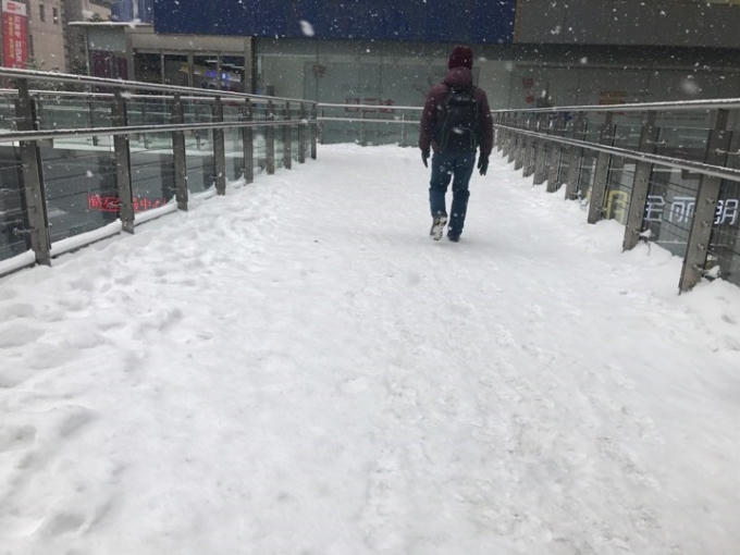 Nhiều khả năng trận chung kết phải hoãn do tuyết rơi dày. Ảnh: Thu Hà