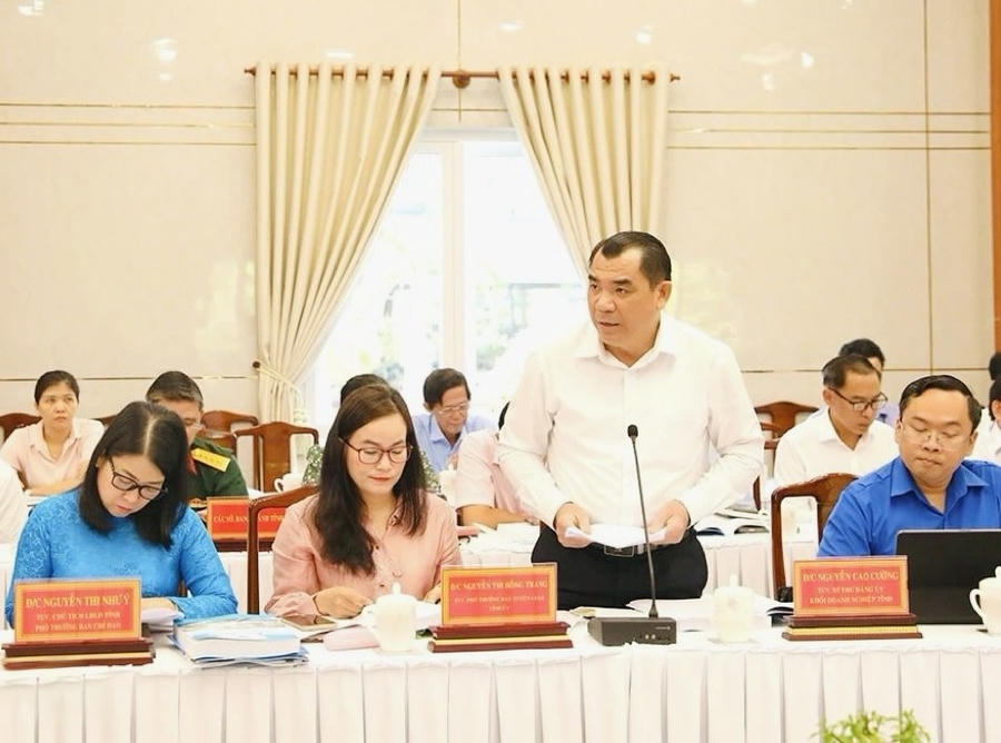 Bí thư Đảng ủy Khối Doanh nghiệp tỉnh Nguyễn Cao Cường trình bày tham luận tại hội thảo