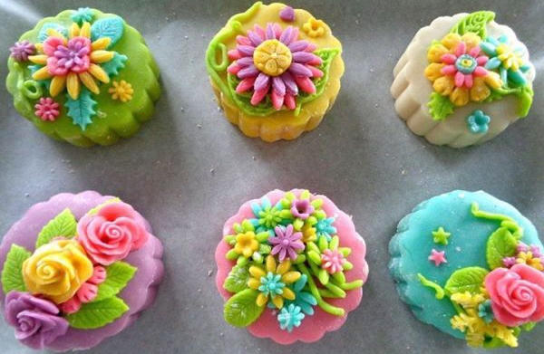 Bánh trung thu hoa nổi handmade có màu sắc bắt mắt, họa tiết độc đáo.
