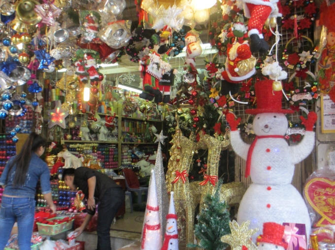 Người tuyết đã được trang trí công phu và bày biện trước cửa hàng