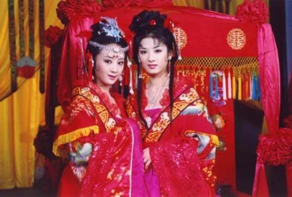 Bộ phim chủ yếu xoay quanh câu chuyện lên nhầm kiệu hoa của 2 cô dâu là Lí Ngọc Hồ và Đỗ Băng Nhạn.Ảnh: internet.