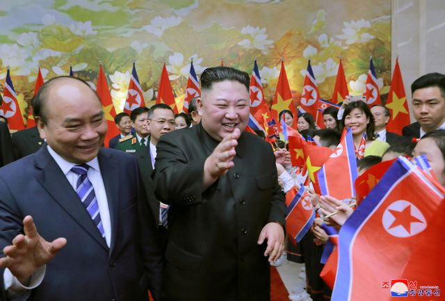 Chiều 1/3, Chủ tịch Triều Tiên Kim Jong-un đã có cuộc hội kiến với Thủ tướng Nguyễn Xuân Phúc. Đây là chuyến thăm hữu nghị chính thức Việt Nam lần đầu tiên của ông Kim Jong-un kể từ khi lên nắm quyền tại Triều Tiên vào năm 2011.