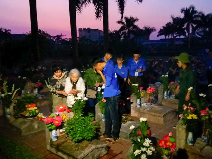 Cũng cùng trong chiều ngày 26/7 cả đoàn cảm động trước hình ảnh một người mẹ Việt Nam anh hùng đã 92 tuổi về nghĩa trang liệt sĩ thắp cho con trai nén hương.