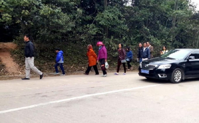 Du khách buộc phải cuốc bộ 2km đường đồi dốc quanh co vì Công ty Tùng Lâm chuyển bãi xe ra ngoài để "tận thu".