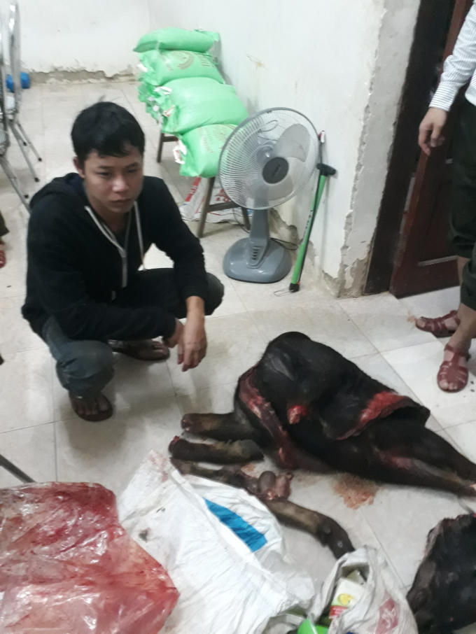 Đối tượng cùng số tang vật thu giữ được.