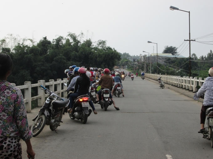 Người dân hiếu kỳ đến xem (ảnh Văn Hoàng).