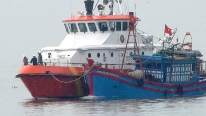 Tàu SAR 274 lai dắt tàu bị phá nước về bờ an toàn.