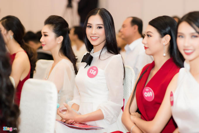 Tiểu Vy được nhận xét luôn nổi bật khi xuất hiện bên các thí sinh khác của Hoa hậu Việt Nam. Những đường nét trên gương mặt cô phù hợp với phong cách trang điểm nhẹ nhàng. Trước đêm chung kết, cô gái trẻ có tên trong hầu hết danh sách dự đoán đăng quang.