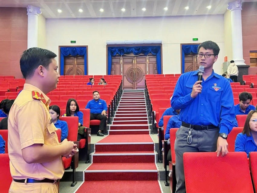 Thượng úy Phạm Tiến Đức - Phó Bí thư Chi đoàn, cán bộ phòng Cảnh sát giao thông, Công an tỉnh Bình Dương trao đổi với đại biểu.