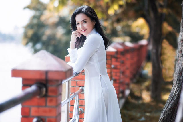 Trong bộ ảnh mới đây, Linda tạo dáng nhẹ nhàng nhưng vẫn quyến rũ. Nụ cười tỏa nắng cùng trang phục là bộ áo dài trắng toát lên vẻ đẹp thanh lịch, dịu dàng đầy nữ tính đối lập với vẻ đẹp hoang dại trong bộ ảnh trước đó.