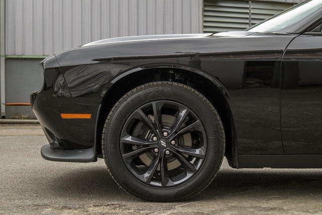 Chiếc Dodge Challenger GT 2021 trong bài viết là phiên bản mới nhất và đầu tiên về Việt Nam thông qua một đại lý tư nhân tại Hà Nội. Phiên bản GT là biến thể dùng động cơ dung tích xi-lanh nhỏ hơn bản SRT hay RT, qua đó được hưởng mức thuế nhập khẩu thấp hơn khi về nước.