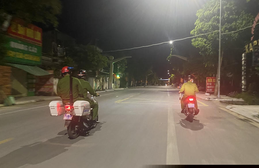 Công an thị trấn Hậu Lộc tuần tra kiểm soát nhắc nhở và xử lý các trường hợp vi phạm quy định về phòng, chống dịch