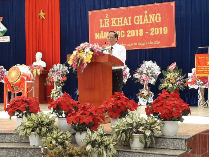 Phó Chủ tịch UBND tỉnh Trịnh Hữu Khang đến dự lễ Khai giảng năm học mới tại Trường THPT Thành phố Cao Bằng.