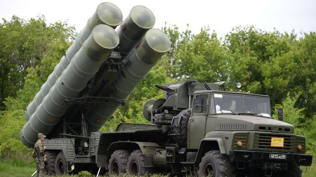Hệ thống phòng thủ tên lửa S-300 (Ảnh: RT)