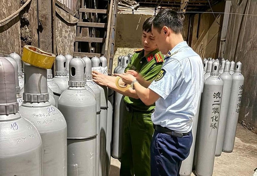 Tạm giữ hơn 3 tấn khí nghi là “khí cười” không rõ nguồn gốc tại Bắc Ninh.