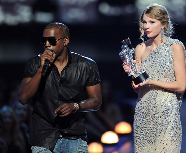 “Tôi xin lỗi, nhưng Beyonce có một trong những video hay nhất mọi thời đại”. Kanye West cướp mic và ngắt lời Taylor tại MTV Video Music Awards 2009. Ảnh: Internet