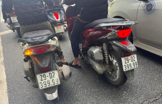 Hình ảnh 2 phương tiện trùng biển số lưu thông trên phố gây sự chú ý của nhiều người. Ảnh: Mạng xã hội.