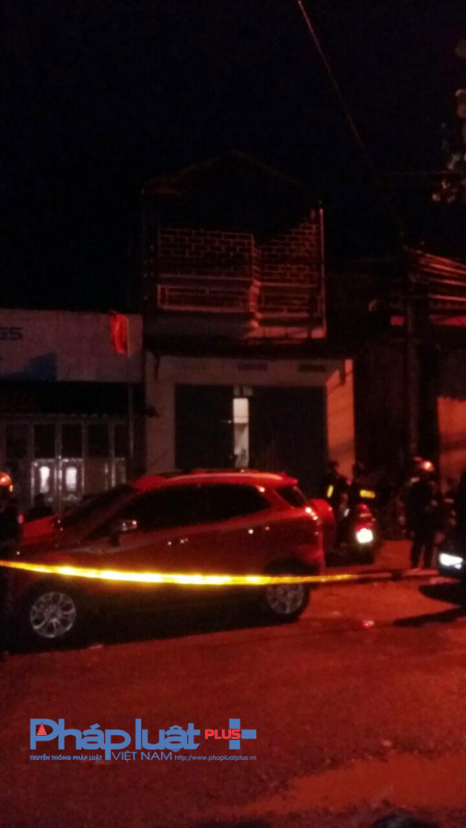 Nhiều cảnh sát cơ động được huy động đến hiện trường vụ đánh bạc rúng động.