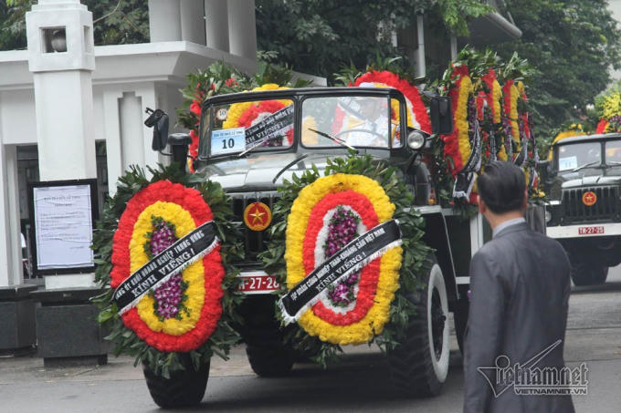 Tiếp đến là xe chở quân kỳ; 6 xe chở đội hình danh dự