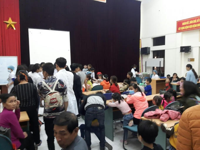 Hàng trăm trẻ được gia đình đưa đến Bệnh viện Bệnh Nhiệt đới Trung ương khám sáng 15/3. Ảnh Chi Lê