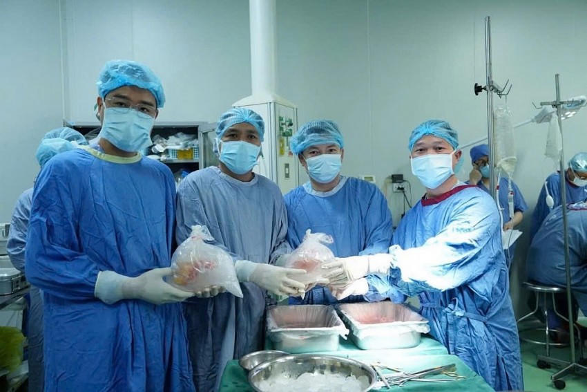 Các bác sỹ bệnh viện Hữu nghị Việt Đức tiến hành lấy tạng thành công từ người hiến.