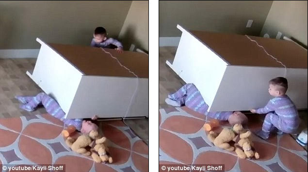 Toddler Bowdy Shoff cố gắng đẩy chiếc tủ đang đè lên em trai mình (Ảnh: DailyMail)