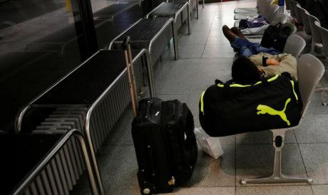 Hành khách bị mắc kẹt tại sân bay. (Ảnh: Reuters)