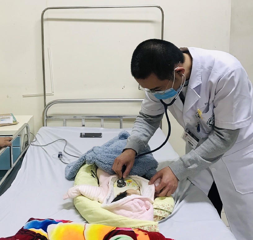 Bác sĩ Kiên thăm khám cho cháu trước khi xuất viện. (Ảnh: bachmai.gov.vn)