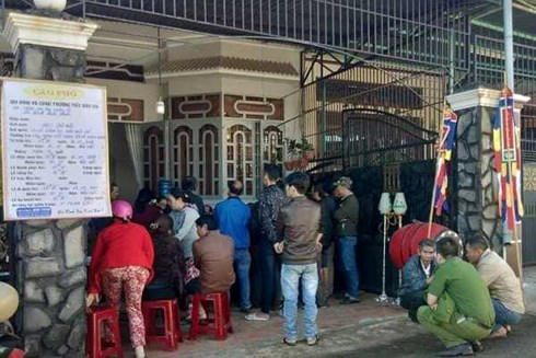 Gia đình lo mai táng cho ông Phước - Ảnh: Infonet